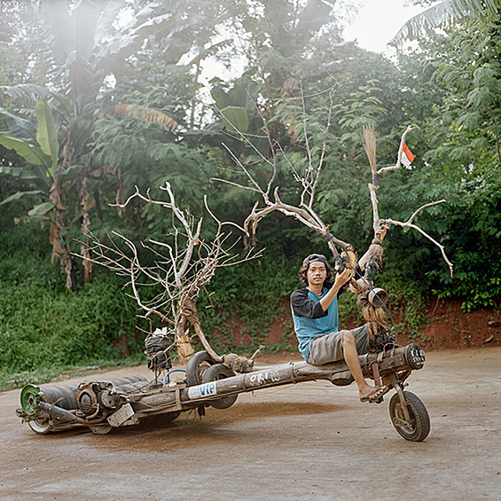 Член индонезийского коллектива фотографов Arka Project Мухаммад Фадли занял третье место в категории «Портретная история» со своей серией «Мятежные всадники».   Этот беспечный ездок не забыл украсить транспортное средство национальным флагом Индонезии