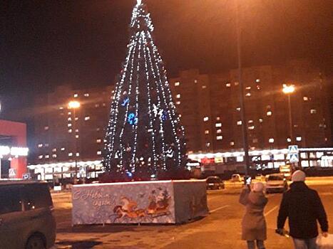 «Новый год перенесли?» В Тюмени установили первую праздничную елку