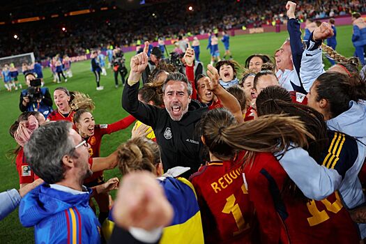 Испанские футболистки отпраздновали победу на ЧМ с тренером, которого ранее игнорировали