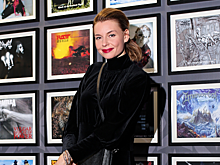 Аврора пришла на выставку Grammy в красно-желтом ансамбле, а Толкалина — в скромном бархате