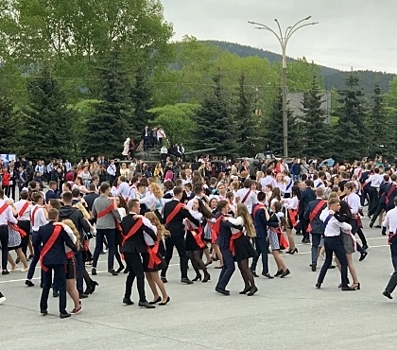 Выпускники школ в Златоусте провели танцевальный флешмоб