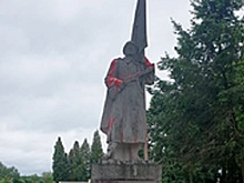 В Литве облили краской памятник советскому солдату