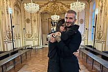 Футболист Дэвид Бекхэм обнял жену после показа в Париже