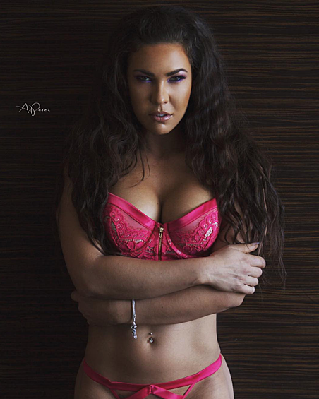 Поклонники в восторге от нее и под каждым постом оставляют много хвалебных комментариев.