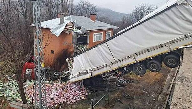 Два грузовика влетели на второй этаж дома в Турции