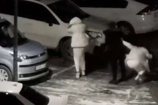 112: в Приморье мужчина жестко избил девушек на парковке