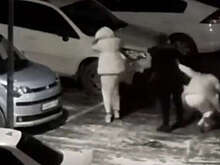 112: в Приморье мужчина жестко избил девушек на парковке