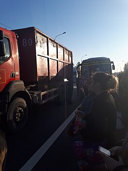 ДТП на «Коле» с участием мусоровоза и автобуса образовало пробку