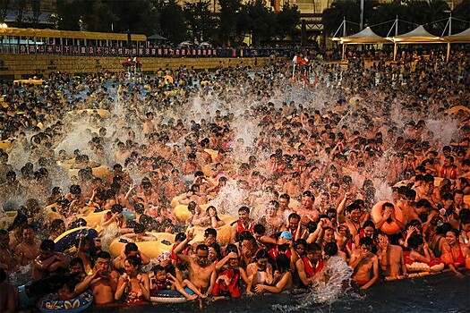 Фото купающихся китайцев удивили пользователей Сети