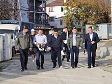 Алексей Богодистов и замминистра Никита Стасишин проверили ход строительства школы в Геленджике