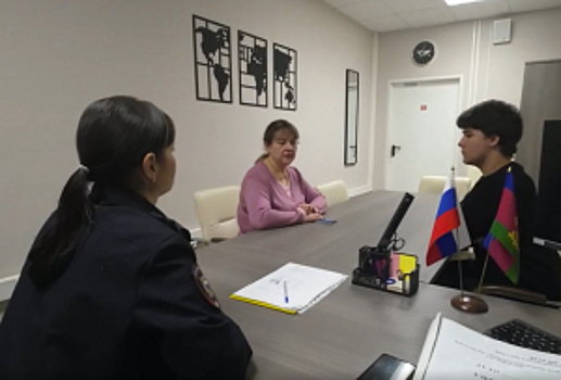 В Краснодарском крае полицейские вручили гражданке Казахстана и ее сыну свидетельство о предоставлении временного убежища на территории Российской Федерации