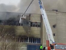 Пожарные локализовали пожар в здании склада в Новосибирске