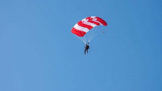 102 года, полет нормальный: пенсионерка увлеклась прыжками с парашютом