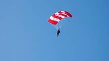 102 года, полет нормальный: пенсионерка увлеклась прыжками с парашютом