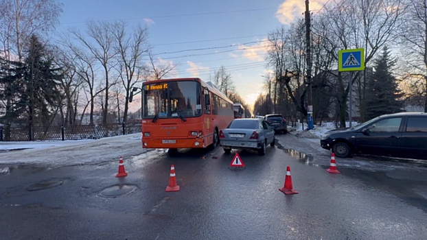 Женщина пострадала при столкновении автобуса с автомобилем в Арзамасе