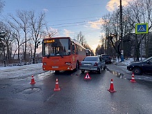 Женщина пострадала при столкновении автобуса с автомобилем в Арзамасе