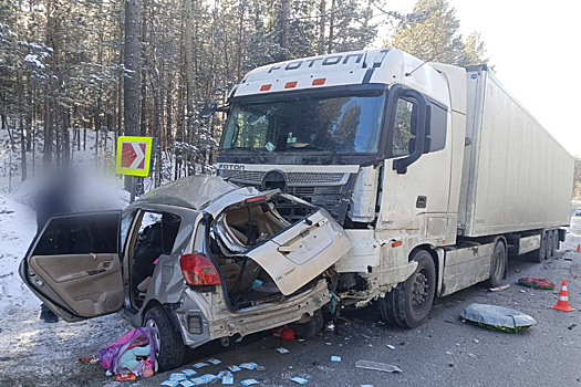 Женщина и двое детей погибли в ДТП с фурой под Иркутском
