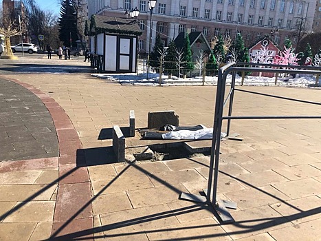 На Театральной площади Курска повредили участок трубопровода