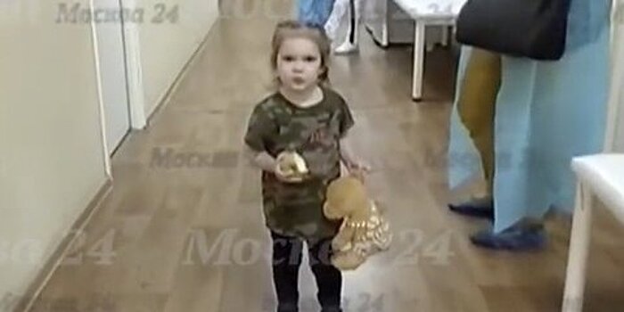 СК: Оставленную в столичной поликлинике девочку перевели в больницу для обследования, травм у ребенка нет