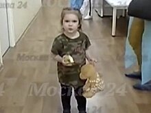 СК: Оставленную в столичной поликлинике девочку перевели в больницу для обследования, травм у ребенка нет