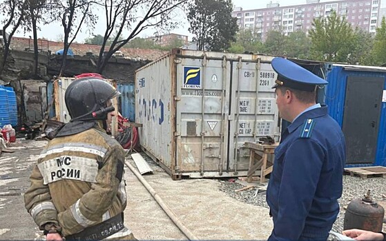 Мужчина пострадал при пожаре в строительной бытовке во Владивостоке