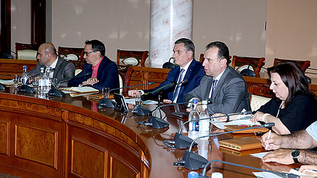 Министр обороны Армении обсудил с общественностью проекты «Это я» и «Честь имею»