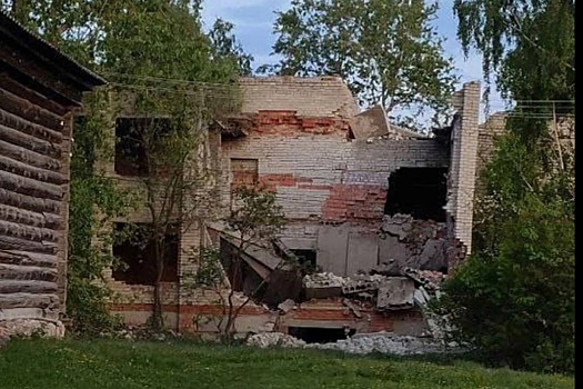 В Мордовии двое детей пострадали при обрушении заброшенного сельского клуба