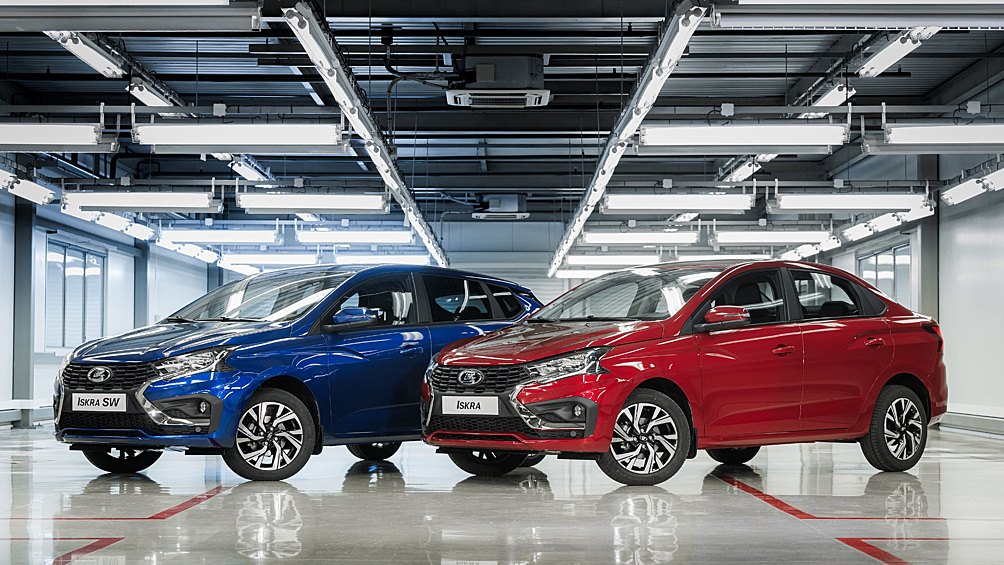 Наконец-то стартовали продажи Lada Iskra. Модель доступна в трёх модификациях: седан, универсал и кросс-универсал. Стартовая цена — от 1 249 000 рублей за вариант с мотором 1,6 л (90 л.с.) и МКП. В такой версии уже есть подушки безопасности водителя и переднего пассажира, системы курсовой устойчивости и помощи при старте на подъеме. Более мощный агрегат отдачей 106 л.с. можно получить не только с механикой, но и с вариатором. Стоимость топовой комплектации Techno в кузове SW Cross с камерой заднего вида, кондиционером, подогревами руля и кресел, парктроником и мультимедийной системой с онлайн-сервисами достигает 1 799 000 рублей.