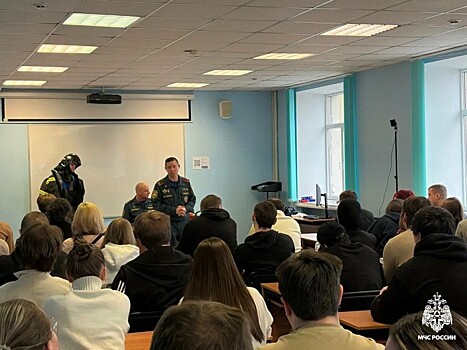 Сотрудники МЧС ЮЗАО посетили РУДН в преддверии Дня студента и представили инновационный VR-тренажер