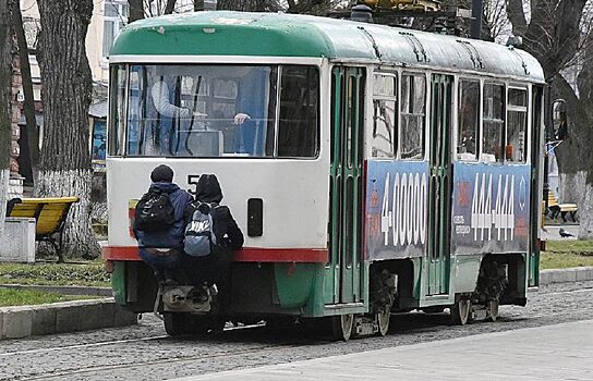 В Екатеринбурге мальчик-зацепер разбил голову о трамвайные пути