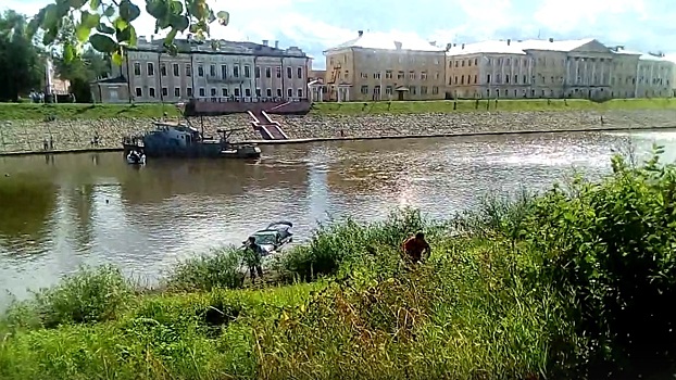В Вологде началась операция по подъему затонувшей машины