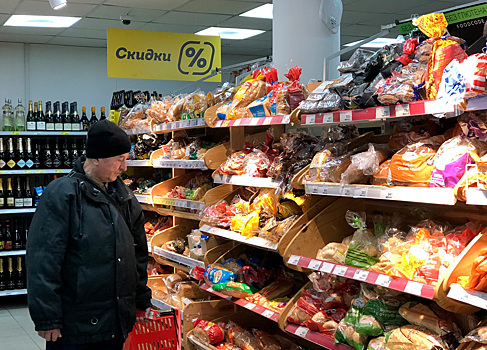 Россиянам назвали сроки снижения цен в магазинах