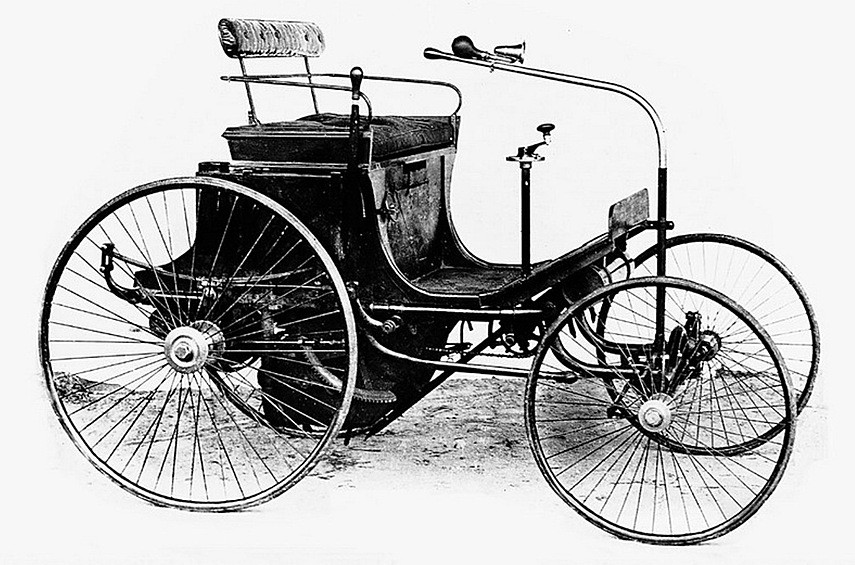 Peugeot Type 2. Спустя год после создания Type 1 появился второй вариант, который отличался существенно и в лучшую сторону. Эмиль Левассор, конструктор, гонщик и друг Армана Пежо уговорил обратить внимание на двигатель внутреннего сгорания. Заодно устроил встречу с Готлибом Даймлером (основатель Mercedes-Benz), имевшим подходящий агрегат.