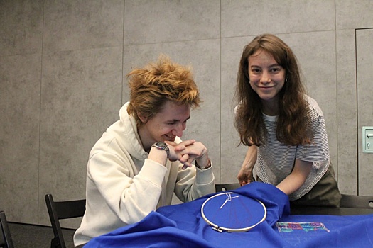 Тюменцы вместе с художником из Петербурга вышивают алфавит