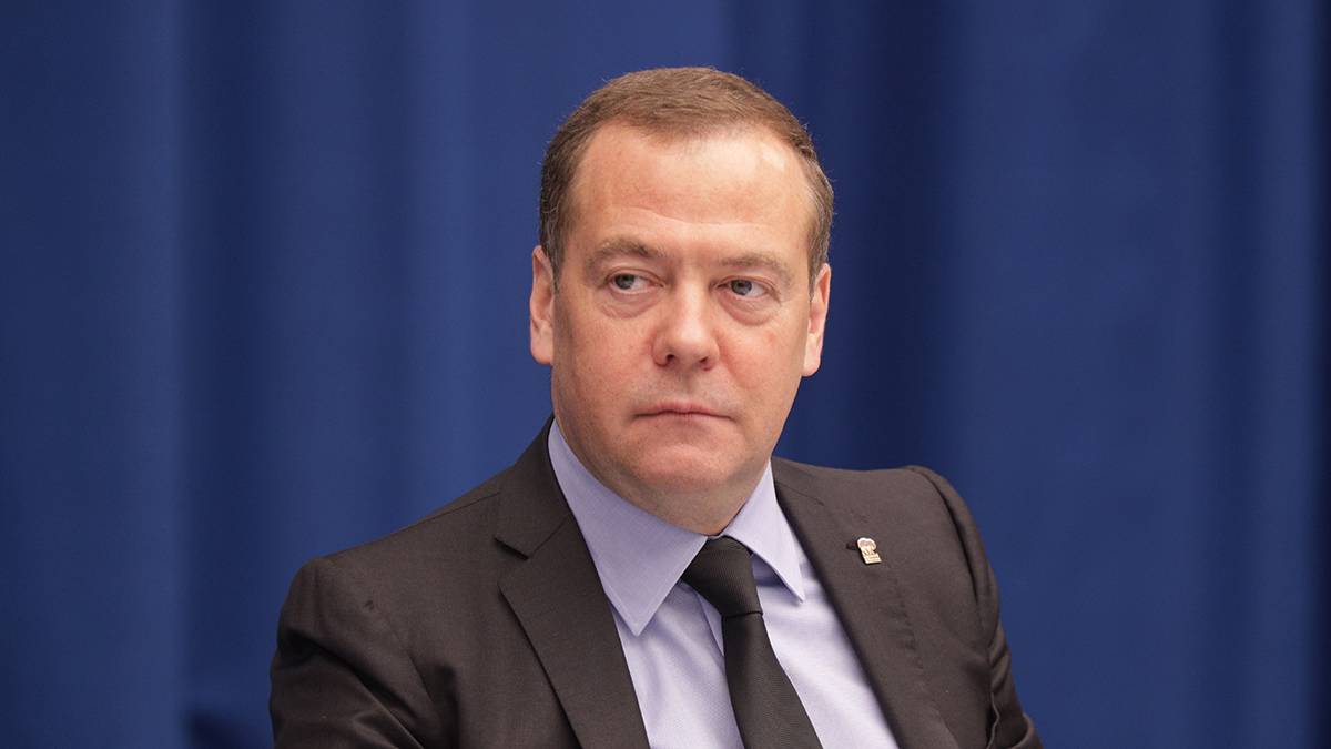«Знаток геометрии»: Медведев отреагировал на слова Бербок про поворот Путина на «360 градусов»
