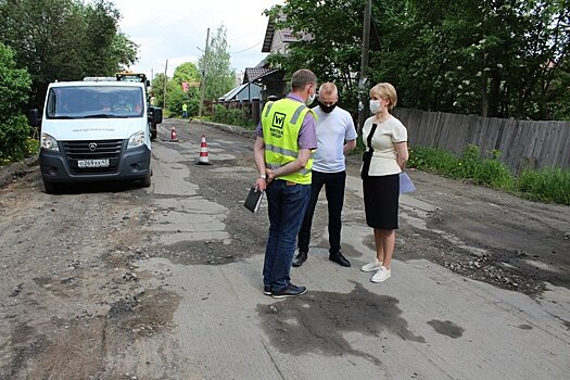 Ирина Мирошник проинспектировала ремонт дороги на Островского, где работают вахтовики