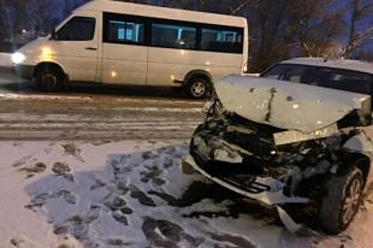 В Белгороде водитель Datsun пострадал в ДТП с микроавтобусом