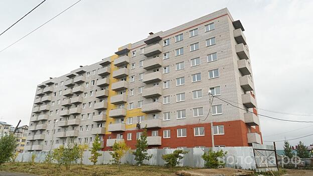 Дом для переселенцев в Вологде заиграл разными красками