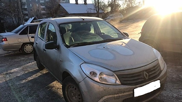 Две иномарки столкнулись во дворе Вологды: пострадала женщина, садящаяся в один из автомобилей