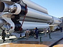 Ракету "Протон-М" со спутниками установили на стартовый стол