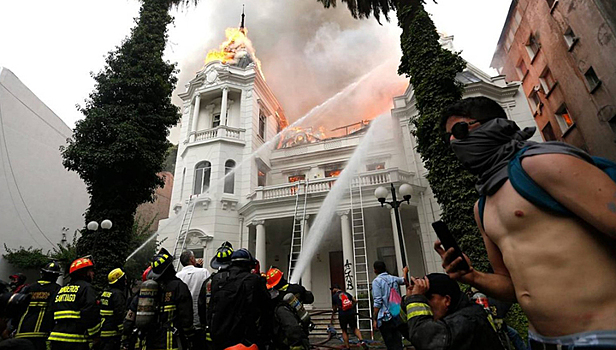 В Чили манифестанты сожгли здание столичного университета