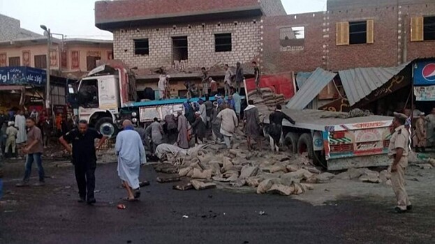 Видео: грузовик насмерть протаранил 12 человек в Египте
