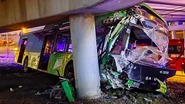 В Челябинске автобус врезался в опору моста, есть пострадавшие
