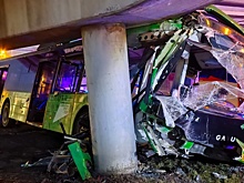 В Челябинске автобус врезался в опору моста, есть пострадавшие