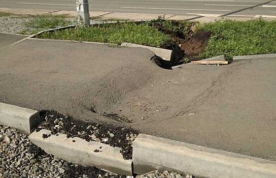 В Челябинске на улице Чичерина провалился тротуар