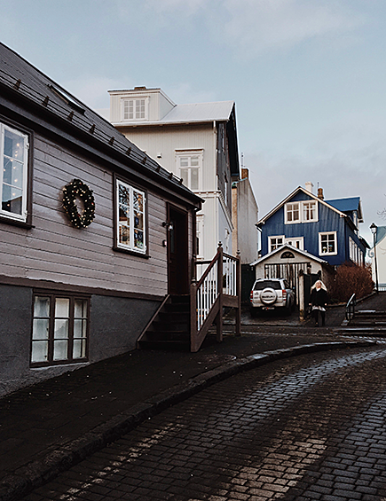 В 2016 году в датской газете Metroxpress появилась статья о том, как письмо без адреса и имени, но с нарисованной от руки картой местности и подробным описанием получателей дошло до тех, кому предназначалось. Туристы, которые провели отпуск на ферме у исландцев, настолько впечатлились их гостеприимством, что решили письменно поблагодарить хозяев, но вспомнить их имена не смогли. 