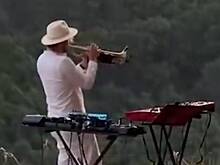 Концерт живой музыки под пение птиц на закате в российских горах попал на видео