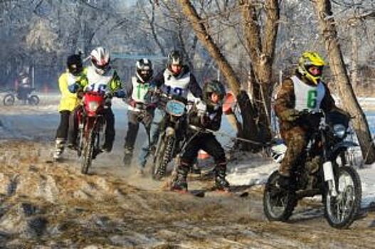 В рамках праздника «Алтайская зимовка» состоялись гонки мотолыжных экипажей