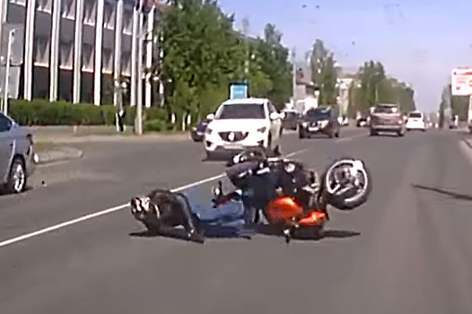 Мотоциклист в Томске столкнулся с попутным авто и вылетел на полосу встречного движения