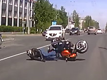 Мотоциклист в Томске столкнулся с попутным авто и вылетел на полосу встречного движения